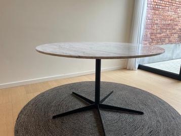 Marmeren tafel (Furnified) beschikbaar voor biedingen