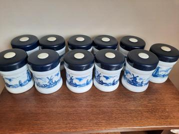 11 opaline potten in melkglas Willem II sigarenfabrieken beschikbaar voor biedingen