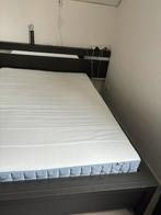 Bed met 2 nachtkastjes (matras incl.), Comme neuf, Deux personnes, Noir, Bois