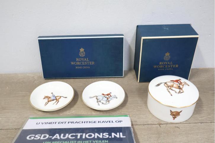 Set van 2 Schoteltjes & 1 Dekschaaltje van Royal Worcester, Antiek en Kunst, Antiek | Servies compleet