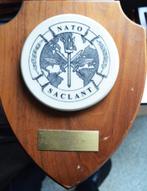 EMBLEEM OP HOUTEN SCHILD, Ophalen of Verzenden, Overige soorten, Embleem of Badge