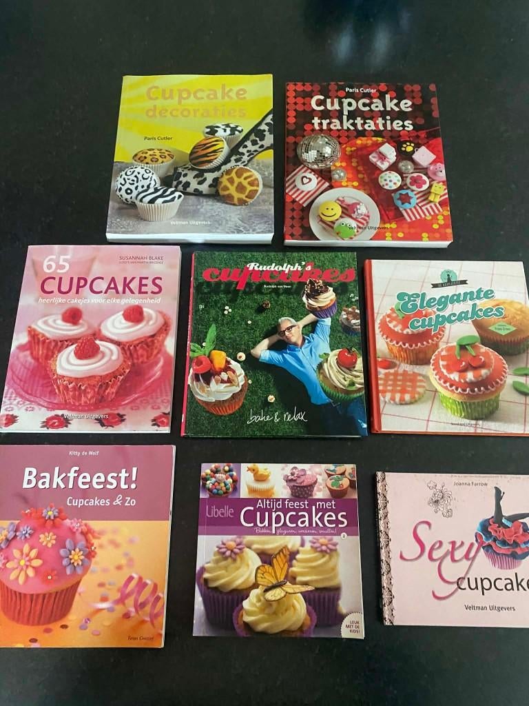 8 bakboeken over cupcakes en gebak, Ophalen of Verzenden, Gebruikt, Cupcakes, Boek of Tijdschrift