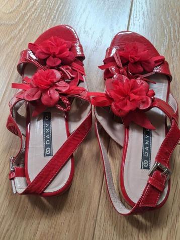 Sandales  rouge,cuir verni, avec fleurs,taille 37 beschikbaar voor biedingen