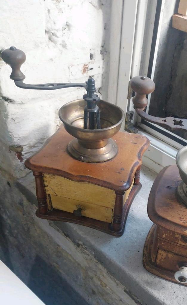 Koffiemolen, Antiek en Kunst, Antiek | Meubels | Tafels, Ophalen of Verzenden
