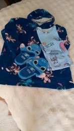 STITCH  PYJAMA EN KAMERJAS En slefers met verzending, Ophalen of Verzenden, Zo goed als nieuw, Maat 134