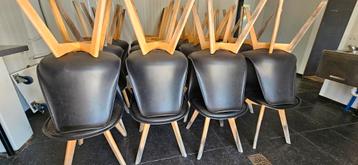 27 stijlvolle stoelen zwart met hout beschikbaar voor biedingen