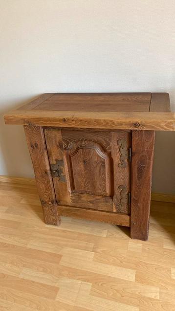 Lage staankast, vol hout. beschikbaar voor biedingen