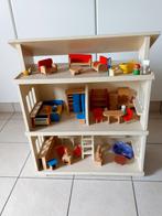 poppenhuis met meubeltjes in hout, Kinderen en Baby's, Poppenhuis, Zo goed als nieuw, Ophalen