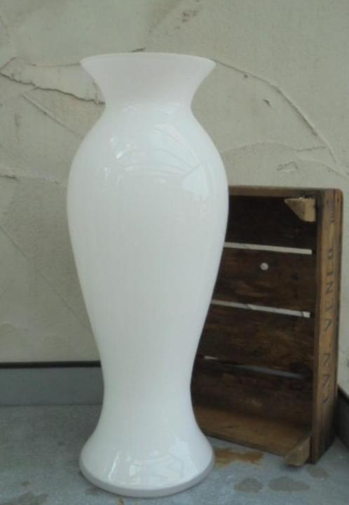 VAAS GLAS ELEGANT DESIGN WIT MET HELDERE VOET 60 cm Nieuw, Huis en Inrichting, Woonaccessoires | Vazen, Nieuw, Wit, 50 tot 75 cm