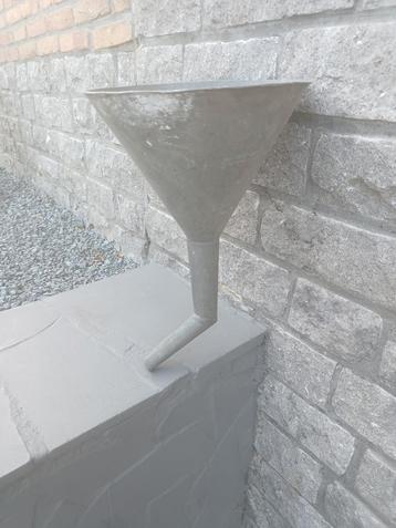 Grote, sterke zinken trechter beschikbaar voor biedingen