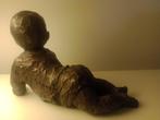 Beeld liggend kind – S. Kunen – resin – 1970, Ophalen of Verzenden