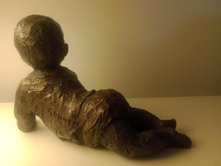 Beeld liggend kind – S. Kunen – resin – 1970, Antiek en Kunst, Kunst | Beelden en Houtsnijwerken, Ophalen of Verzenden