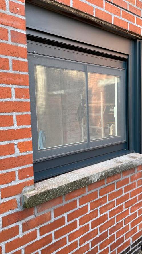 Venster met muggenraam en opbouwrolluik + motor, Doe-het-zelf en Bouw, Raamkozijnen en Schuifdeuren, Zo goed als nieuw, Ophalen
