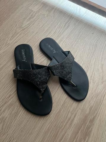Zwarte slippers met glitters maat 39 beschikbaar voor biedingen