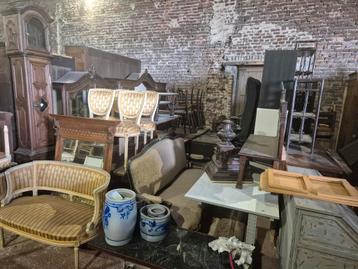Veel meubels en rommelmarkt  beschikbaar voor biedingen