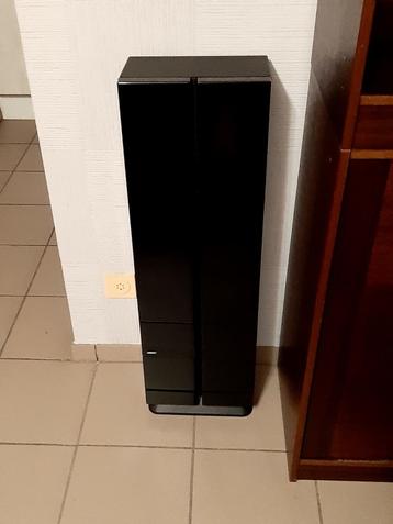 Dubbel cd kastje zo goed als nieuw.  H.90 cm B. 28 cm beschikbaar voor biedingen