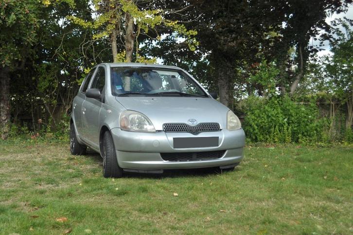 Toyota Yaris 5-deurs 1300cc benzine manueel gekeurd carpass, Auto's, Toyota, Particulier, Yaris, ABS, Airbags, Centrale vergrendeling