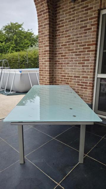 Uitschuifbare tafel  beschikbaar voor biedingen