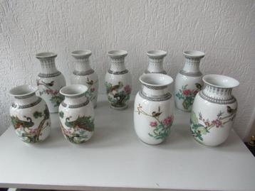 9 Oude Chinese porseleine vazen  beschikbaar voor biedingen