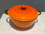 Staub oranje gevlamd 24 cm in goede gebruikte staat, Huis en Inrichting, Keuken | Potten en Pannen, Kookpan of Snelkookpan, Gebruikt