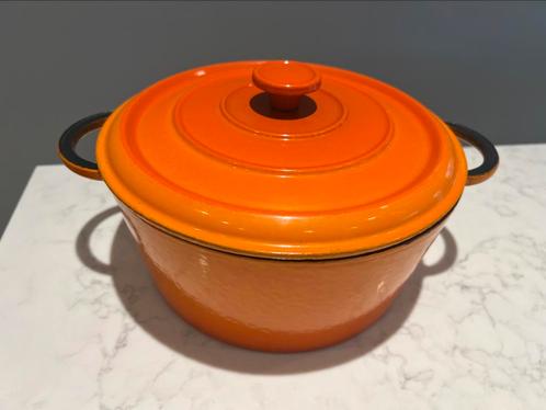 Staub oranje gevlamd 24 cm in goede gebruikte staat, Huis en Inrichting, Keuken | Potten en Pannen, Gebruikt, Kookpan of Snelkookpan