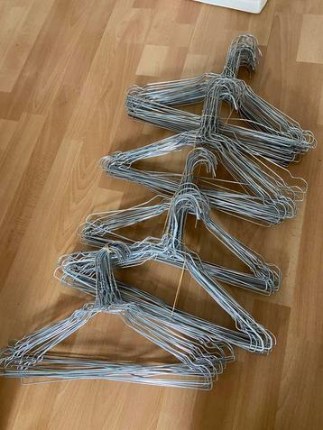 Lot 140 cintres metaliques beschikbaar voor biedingen