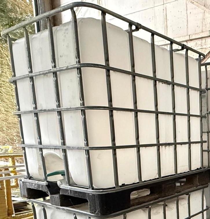 IBC vat 1000 liter – proper - plastic pallet, Tuin en Terras, Regentonnen, Gebruikt, Kunststof, 150 liter of meer, Met kraantje
