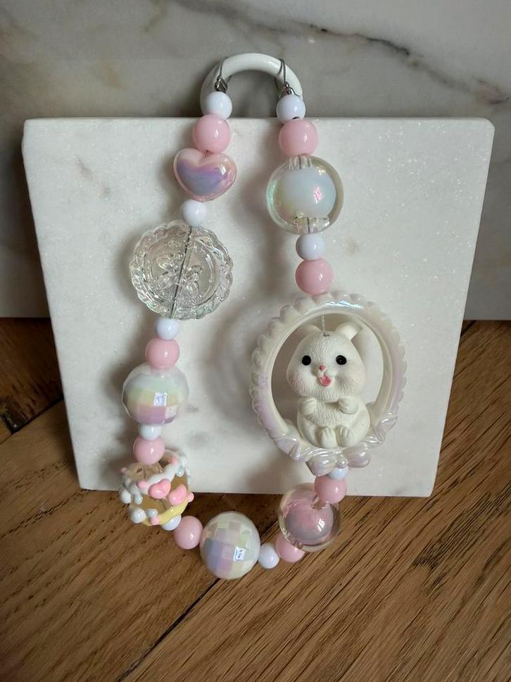 Nieuwe telefoonarmband met konijn en parel, Handtassen en Accessoires, Bedels, Nieuw, Overige merken, Parel, 1 bedel, Ophalen of Verzenden