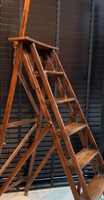 antiek houten decoratief trapje beschikbaar voor biedingen