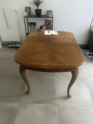 Massief houten tafel met verlengstukken beschikbaar voor biedingen