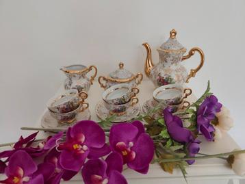 Ongemerkt miniatuur thee servies met romantische elementen beschikbaar voor biedingen