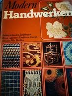 Handwerk boek jaren 70s prachtige motieven en tips, Overige typen, Ophalen of Verzenden, Zo goed als nieuw