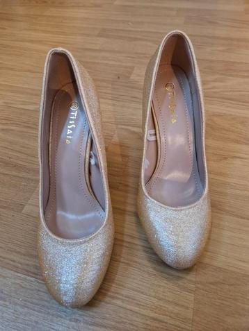 Rozégouden glitterpumps beschikbaar voor biedingen