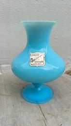 Vase bleu en opaline