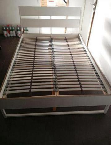 Schitterend wit houten bed 140/200 nieuw + boxsprings beschikbaar voor biedingen