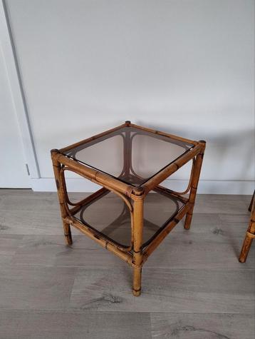 Vintage bijzettafels beschikbaar voor biedingen
