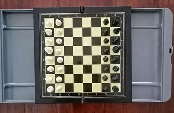 Schaakbord en stukken magnetische reisuitvoering als doosje. beschikbaar voor biedingen