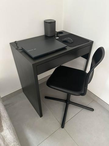 Praktische bureau met stoel beschikbaar voor biedingen