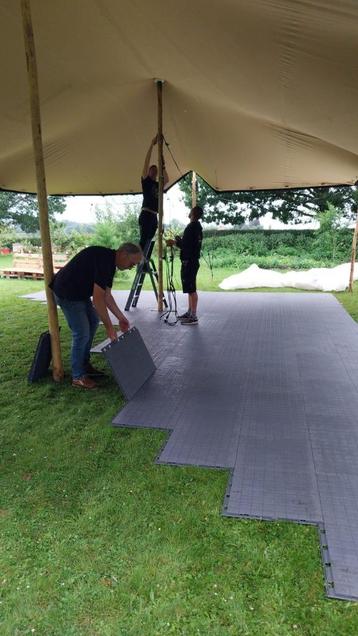 Plancher de tente en plastique À LOUER disponible aux enchères