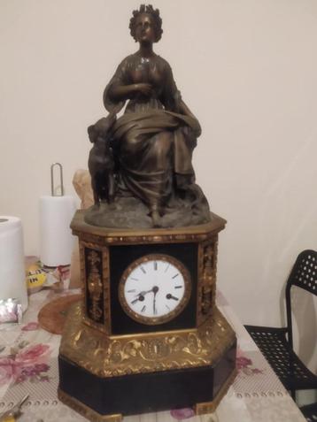 Une belle horloge ancienne du XIXe siècle, Enlèvement ou Envoi