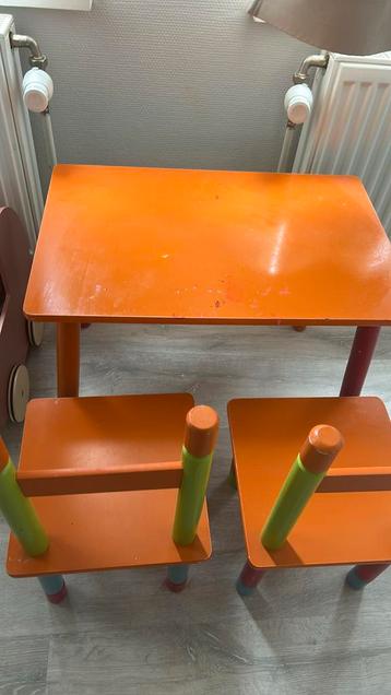 Kindertafel + set van 2 stoelen — 20€ beschikbaar voor biedingen