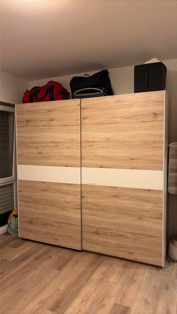 Kleerkast met schuifdeuren beschikbaar voor biedingen