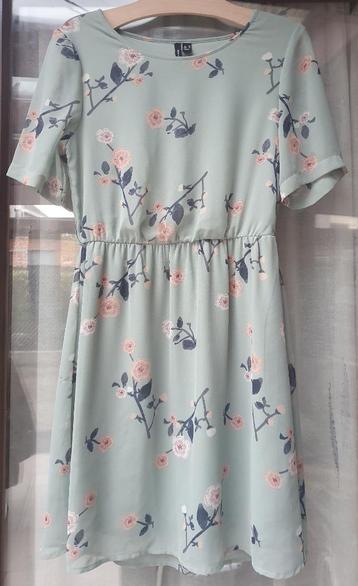 Licht groen gebloemde jurk van Vero Moda Maat M beschikbaar voor biedingen