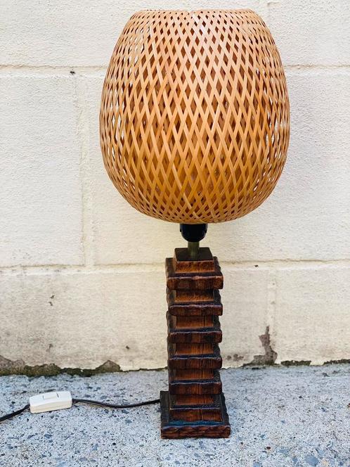 Vintage faux wood tafellamp rotan kap, Huis en Inrichting, Lampen | Tafellampen, Hout, Ophalen of Verzenden