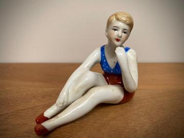 OUD PORSELEINEN BEELDJE BADEND AAN DE KUST beschikbaar voor biedingen