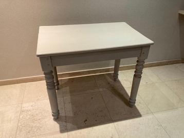 Houten tafel beschikbaar voor biedingen