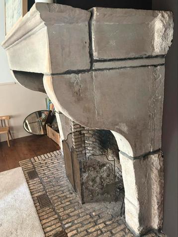Magnifique cheminee en pierre de taille, Huis en Inrichting, Haarden, Ophalen, Gebruikt, Vrijstaande haard, Houthaard