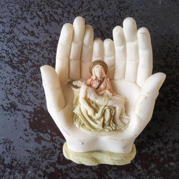 La Piëta naar Michelangelo omarmd met beide handen in albast beschikbaar voor biedingen