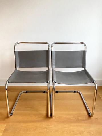 2 chaises de style Bauhaus - structure tubulaire disponible aux enchères