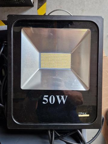 14 Led-stralers IP66, 50 Watt, incl. truss-bevestiging beschikbaar voor biedingen